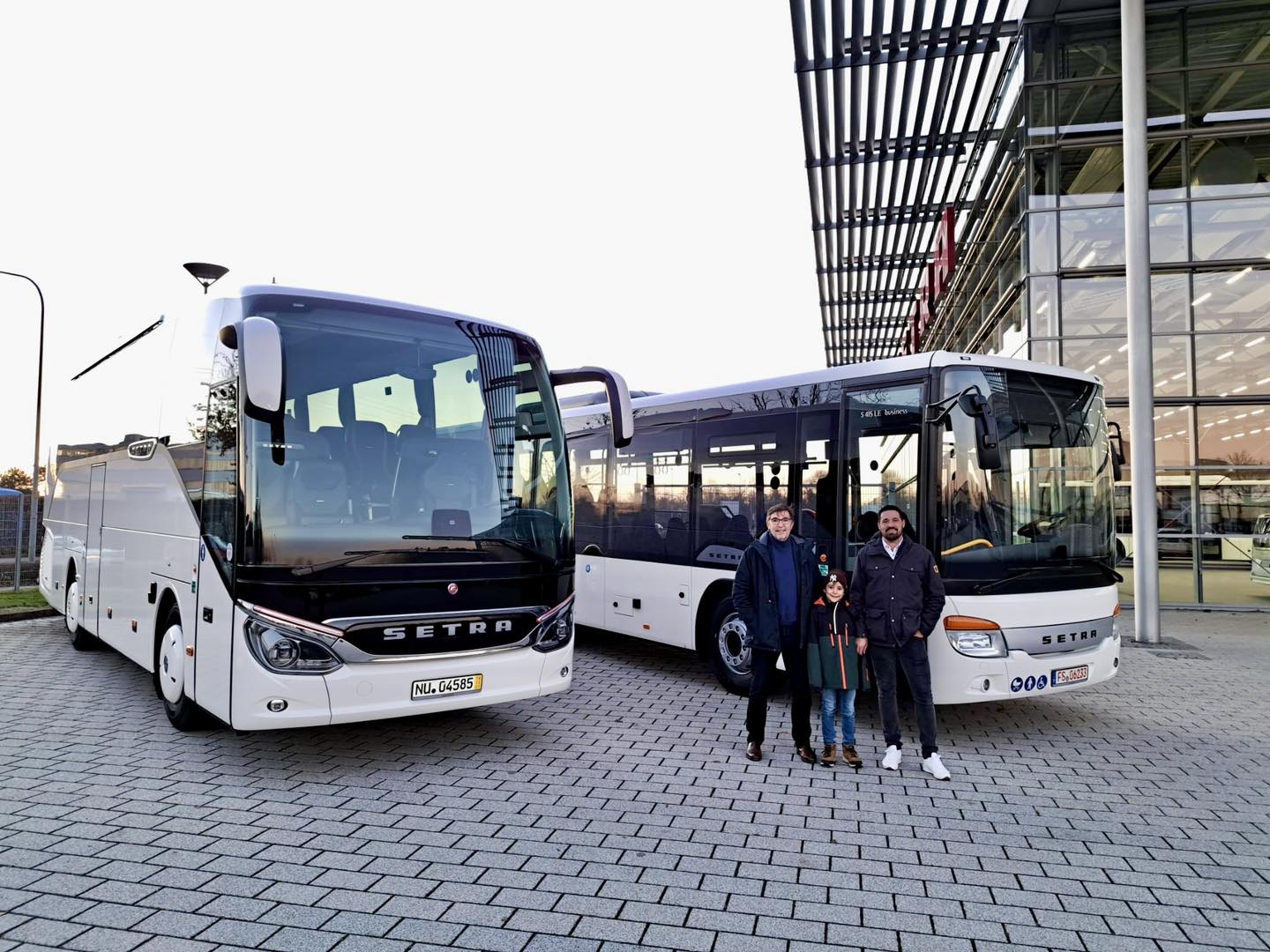 Familie Grüner vor den neuen Setra Bussen